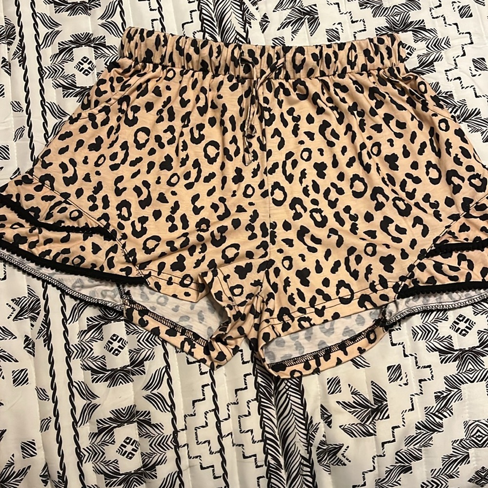 G&E Grace & Emma Leopard Print Shorts Size S - image 2